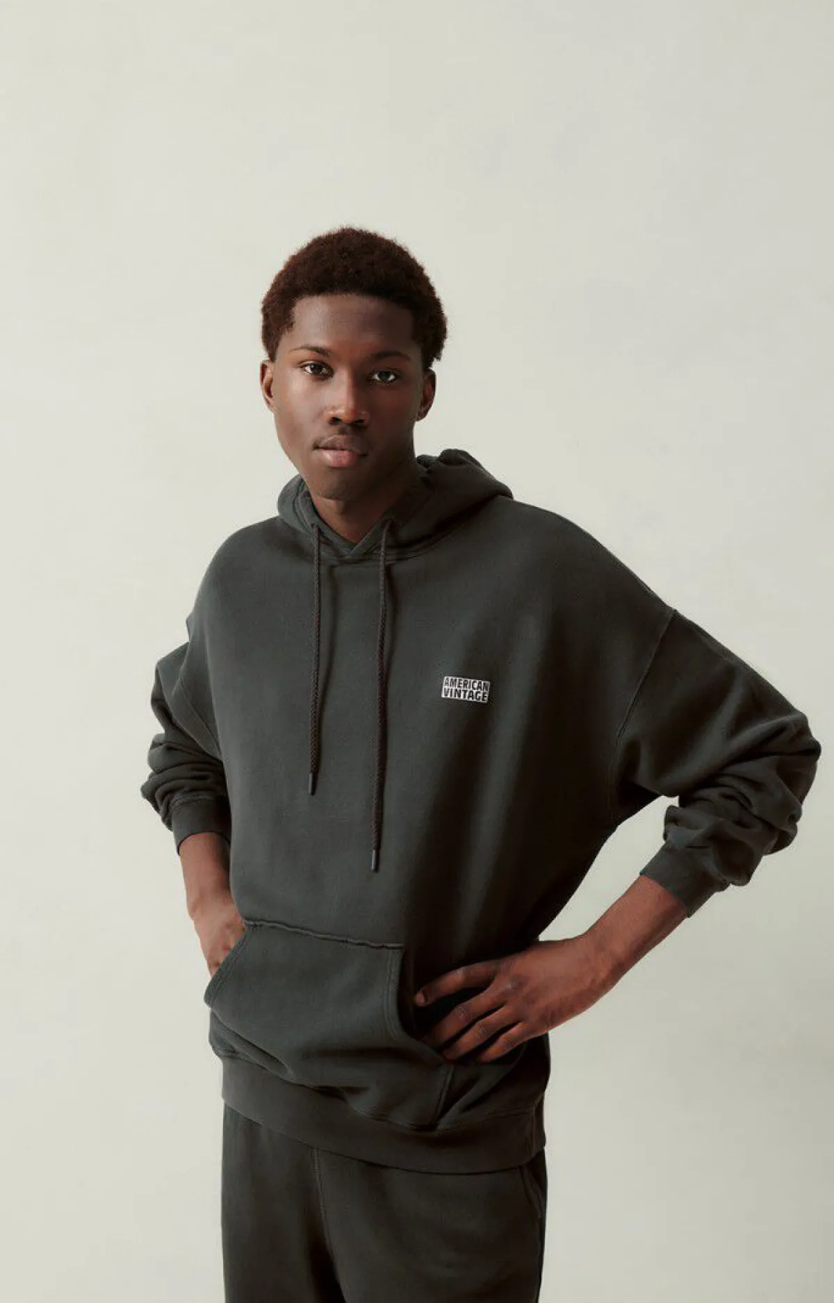 Herren American Vintage |Herrenkapuzensweatshirt Izubird Kohlenstoff Vintage